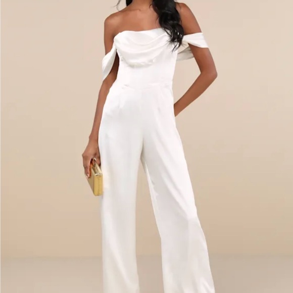 Lulu´s White One-Shoulder Jumpsuit with Tailored Waist